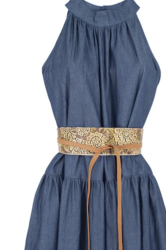 Vestido de dama A ÁNGELOZANO de mezclilla con azul, con cinto grabado camel, AL-W53.