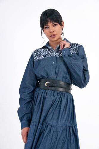 Vestido de dama A ÁNGELOZANO tipo campirano color azul mezclilla, con cinto negro hebilla, AL-W55.