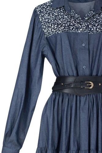 Vestido de dama A ÁNGELOZANO tipo campirano color azul mezclilla, con cinto negro hebilla, AL-W55.