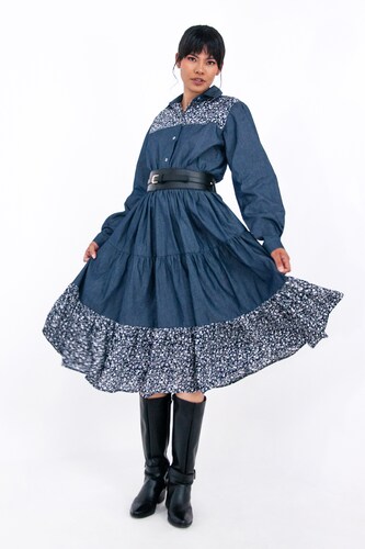 Vestido de dama A ÁNGELOZANO tipo campirano color azul mezclilla, con cinto negro hebilla, AL-W55.
