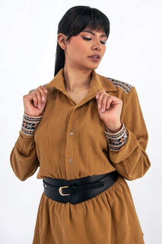 Vestido de dama A ÁNGELOZANO tipo vaquero color Caramelo, con aplicación étnica y cinto hebilla negro, AL-W58.