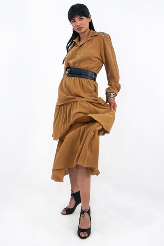Vestido de dama A ÁNGELOZANO tipo vaquero color Caramelo, con aplicación étnica y cinto hebilla negro, AL-W58.