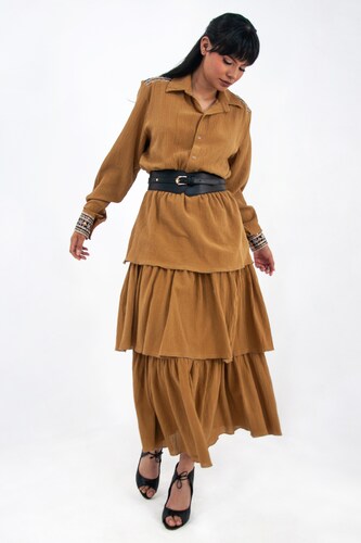 Vestido de dama A ÁNGELOZANO tipo vaquero color Caramelo, con aplicación étnica y cinto hebilla negro, AL-W58.