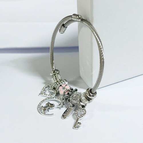 Pulsera tipo Pandora Rabbit con charms.