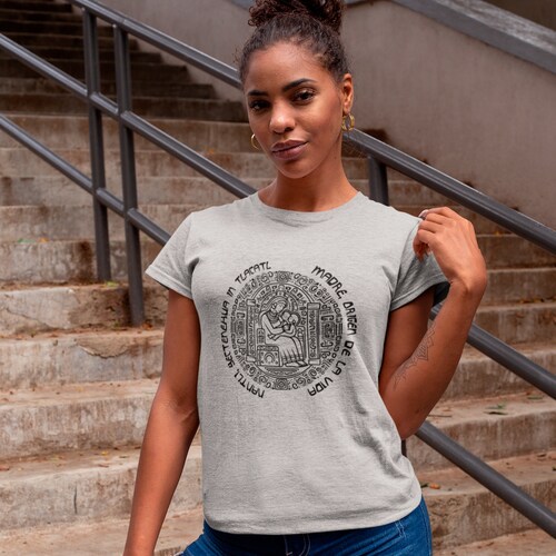 Playera Axolotee Para Dama - Mamá Nantli Prehispanica Gris.