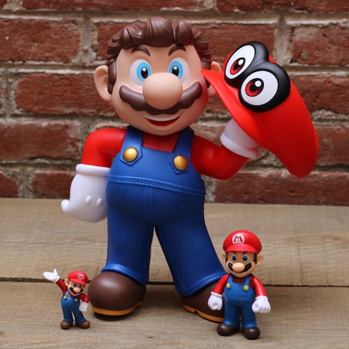 Figura de Colección Mario Odyssey 39cm, Super M Gorra Etatuilla de Personaje de Videojuegos, Muñeco Gigante Decoración Ideal para Regalo, Juguetes para Niños de PVC Reforzado Calidad