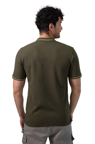 PLAYERA COMFORT FIT DE CUELLO TIPO POLO,  MANGA CORTA, CÁRDIGAN EN PUÑOS Y CUELLO CON LÍNEAS A CONTRASTE Y ABERTURA EN LOS COSTADOS.