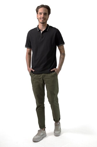 PLAYERA COMFORT FIT DE CUELLO TIPO POLO,  MANGA CORTA, CÁRDIGAN EN PUÑOS Y CUELLO CON LÍNEAS A CONTRASTE Y ABERTURA EN LOS COSTADOS.