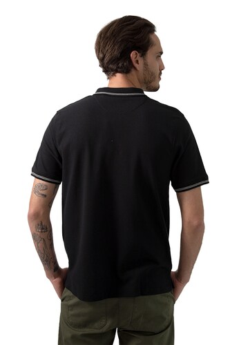 PLAYERA COMFORT FIT DE CUELLO TIPO POLO,  MANGA CORTA, CÁRDIGAN EN PUÑOS Y CUELLO CON LÍNEAS A CONTRASTE Y ABERTURA EN LOS COSTADOS.