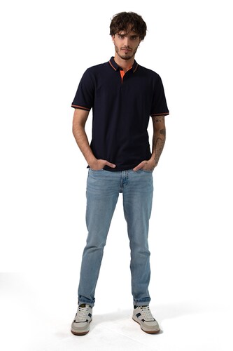 PLAYERA COMFORT FIT DE CUELLO TIPO POLO,  MANGA CORTA, CÁRDIGAN EN PUÑOS Y CUELLO CON LÍNEAS A CONTRASTE Y ABERTURA EN LOS COSTADOS.