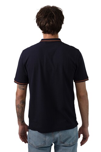 PLAYERA COMFORT FIT DE CUELLO TIPO POLO,  MANGA CORTA, CÁRDIGAN EN PUÑOS Y CUELLO CON LÍNEAS A CONTRASTE Y ABERTURA EN LOS COSTADOS.