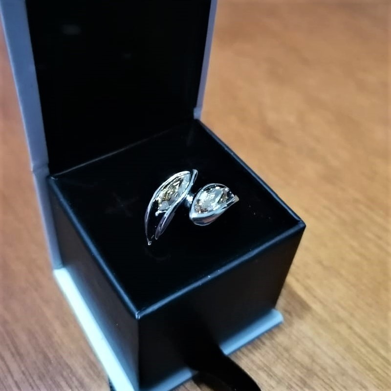 Anillo con cristales swarovski ambar baño rodio farcelli jewelry