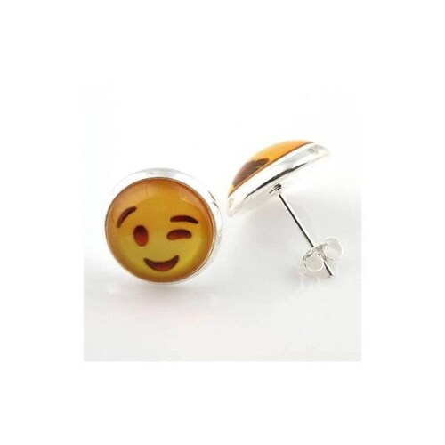 Aretes Broquel Emoji Carita Sonrie Un Ojo Cerrado Acero 