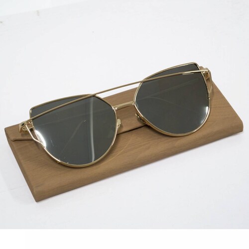 Gafas de sol tipo ojo de gato gris con marco dorado con funda