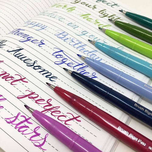Altamira Libreta Lettering Morada Con Set Brush Pen Pastel 
