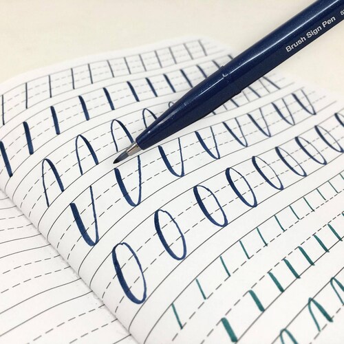 Altamira Libreta Lettering Morada Con Set Brush Pen Pastel 