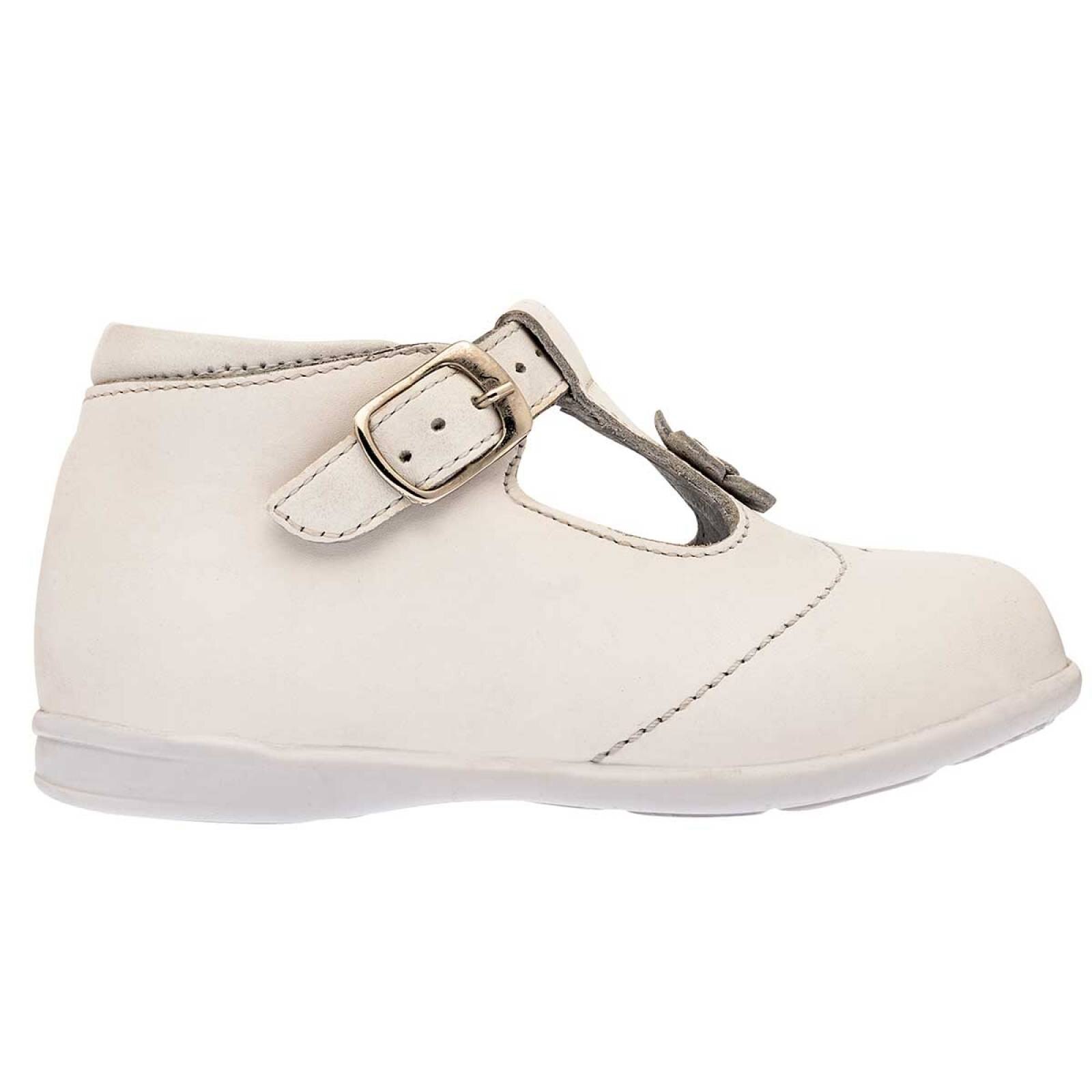 Roban zapatos de bronce colocados por los padres de la Guardería ABC en el  Antimonumento