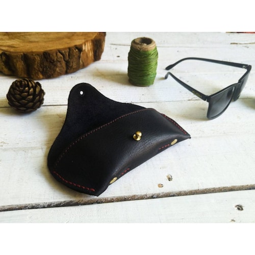 Estuche para lentes color negro y rojo