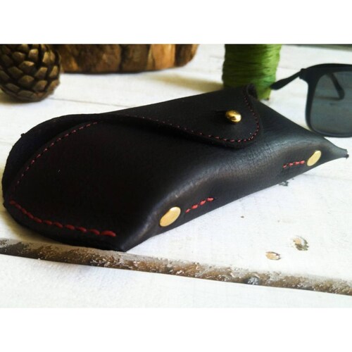 Estuche para lentes color negro y rojo