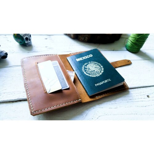 Porta pasaportes camel