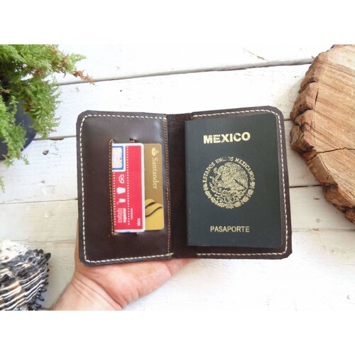 Porta pasaportes color café oscuro sin cierre