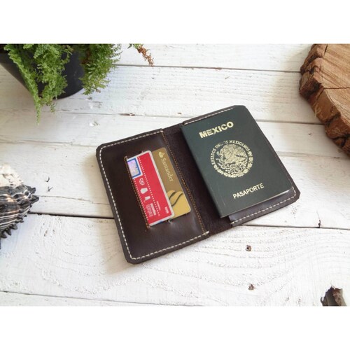 Porta pasaportes color café oscuro sin cierre