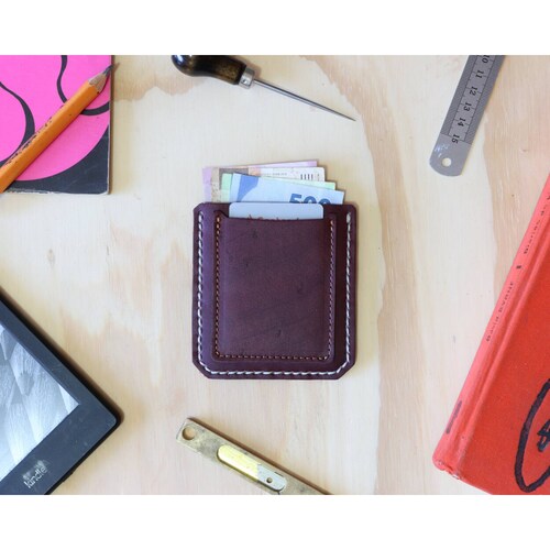 Tarjetero minimalista con espacio para billetes vino