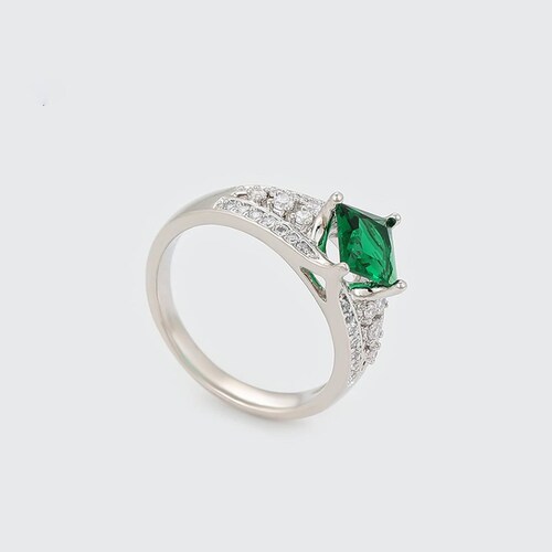 CRISTAL AMOR - Fino Anillo Caballero Con Cristales y Esmeralda Oro Blanco 14K Laminado 10