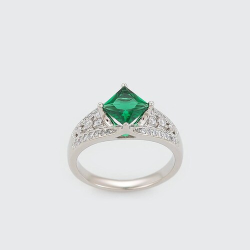 CRISTAL AMOR - Fino Anillo Caballero Con Cristales y Esmeralda Oro Blanco 14K Laminado 10