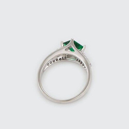 CRISTAL AMOR - Fino Anillo Caballero Con Cristales y Esmeralda Oro Blanco 14K Laminado 10