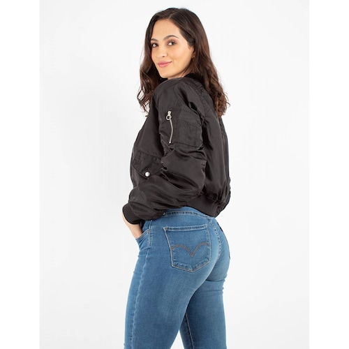 Chamarra tipo bomber jacket con bolsillos 