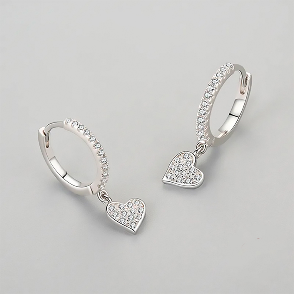 Aretes Tipo Huggies Con Colgante De Corazon.
