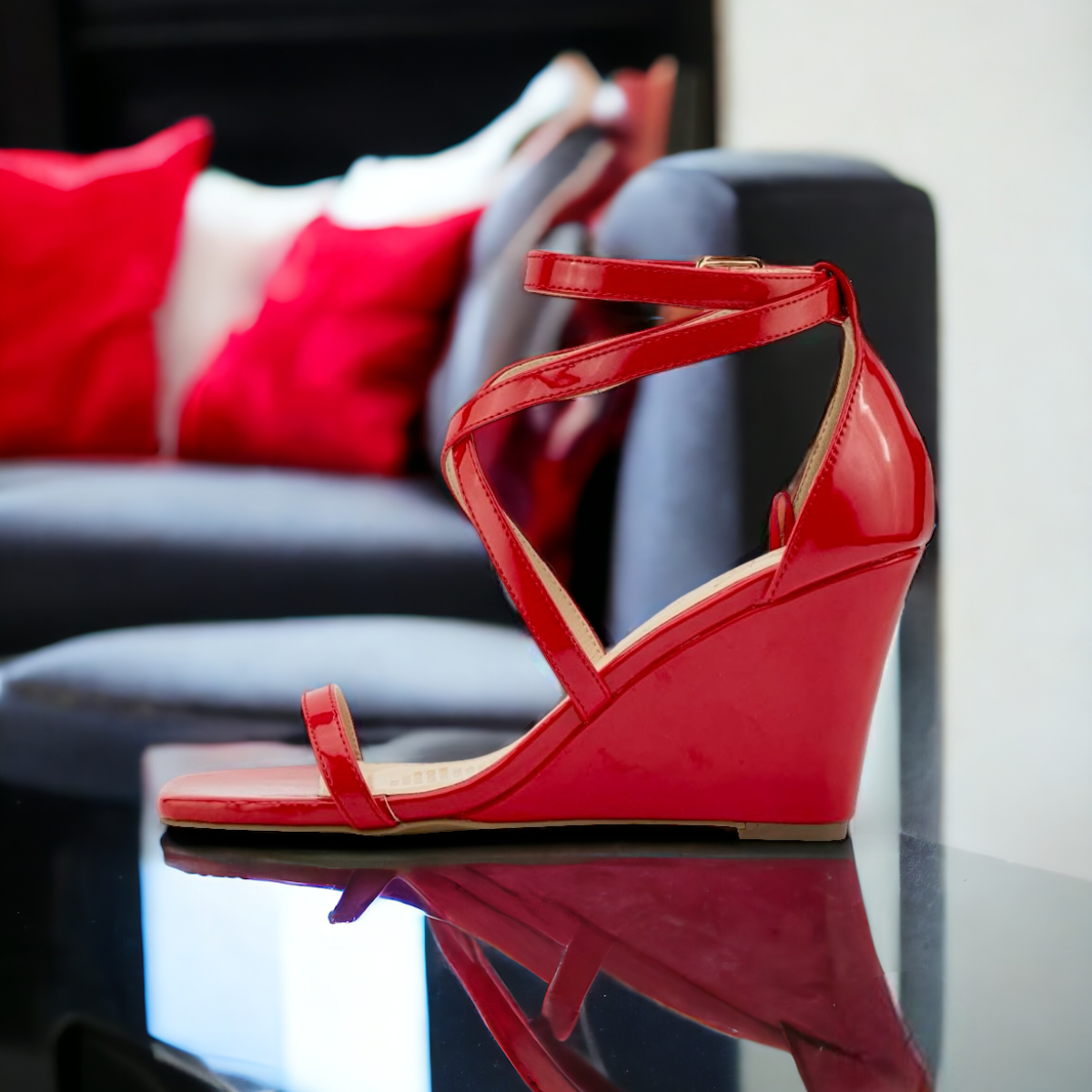 Sandalias elegantes de cuña con tacón corrido medio con tiras de charol y correa ajustable para mujer color rojo.