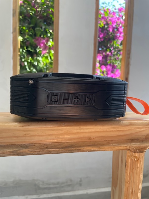 Bocina Bluetooth Fol Panel Solar Y Luz  Recargable Con Radio.
