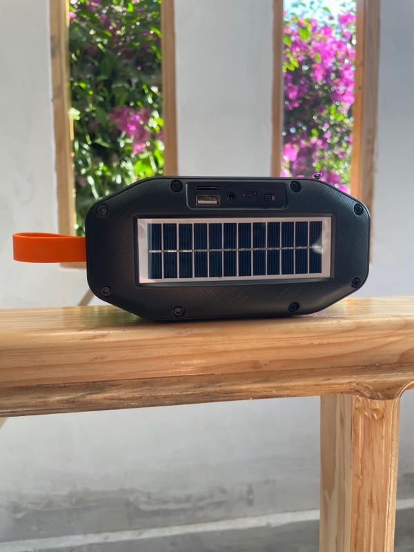 Bocina Bluetooth Fol Panel Solar Y Luz  Recargable Con Radio.