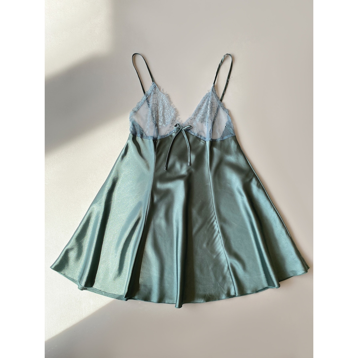 Camisón para dormir de satén con lazo delantero ribete con encaje para mujer