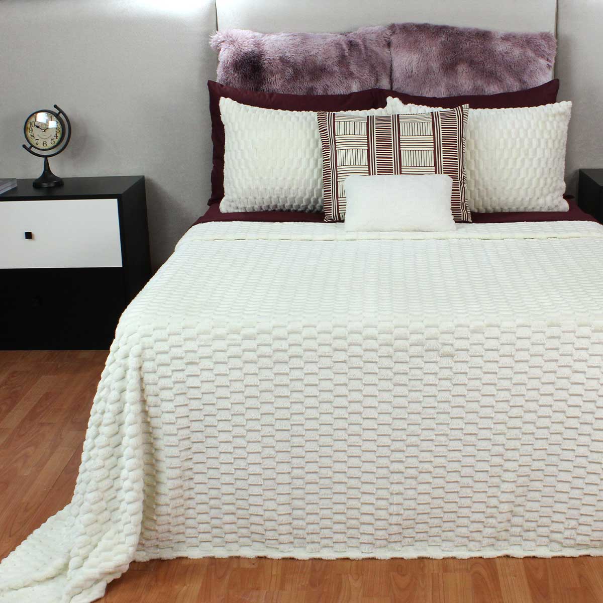 Frazada Embo King Size 250x240 cm Perla, ligera, suave, térmica y lavable