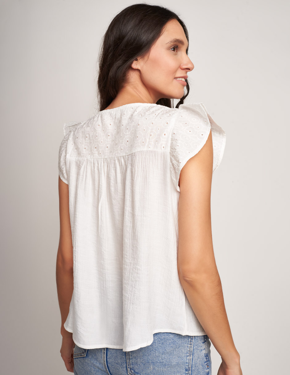 Blusa blanca manga corta, la pieza atemporal que eleva cualquier atuendo con su elegancia y versatilidad
