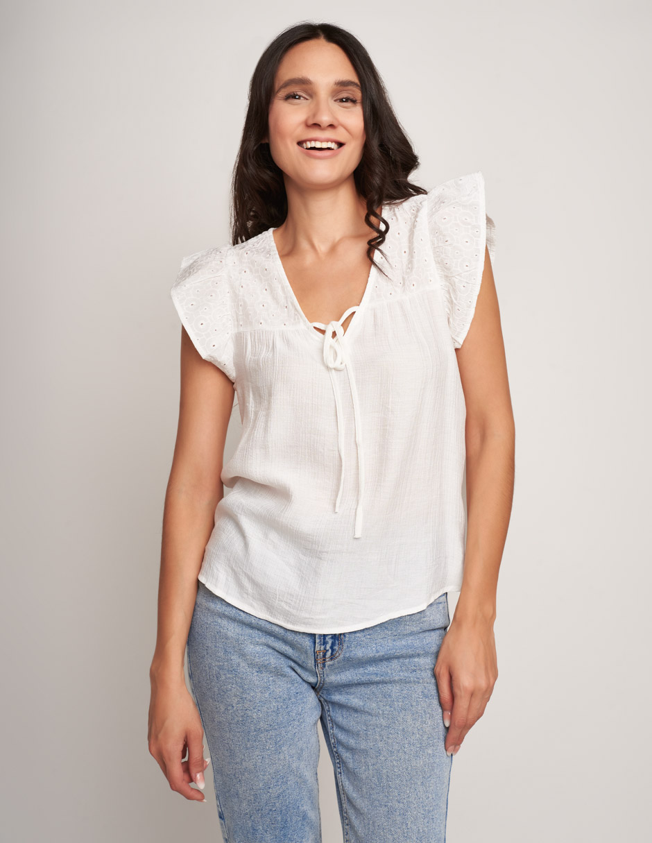 Blusa blanca manga corta, la pieza atemporal que eleva cualquier atuendo con su elegancia y versatilidad
