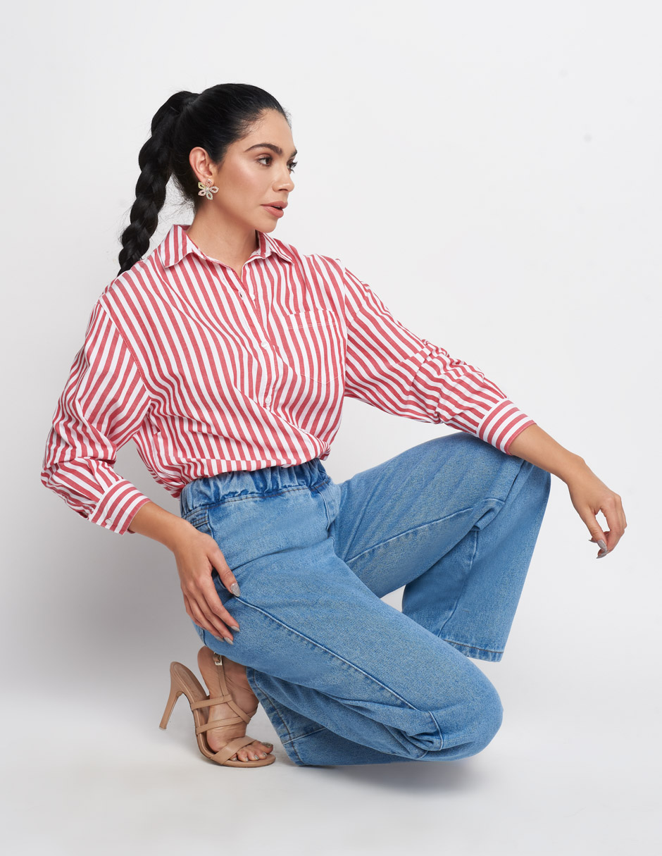 mom jeans outfit con pantalon mezclilla claro