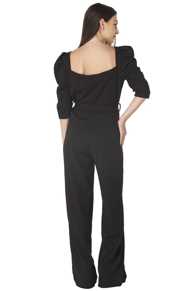 Jumpsuit Pantalón, Enterizo, Tela Stretch con Textura, Cinturón de la Misma Tela, Pinzas Decorativas en Pantalón, Manga Corta con Volumen, Cinturón de la Misma Tela, Escote Corazón, Color Negro