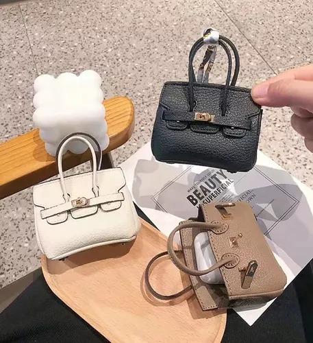 Funda Blanca Tipo Bolsa De Mujer Moda Protectora Compatible AirPods Generación 1 y 2.