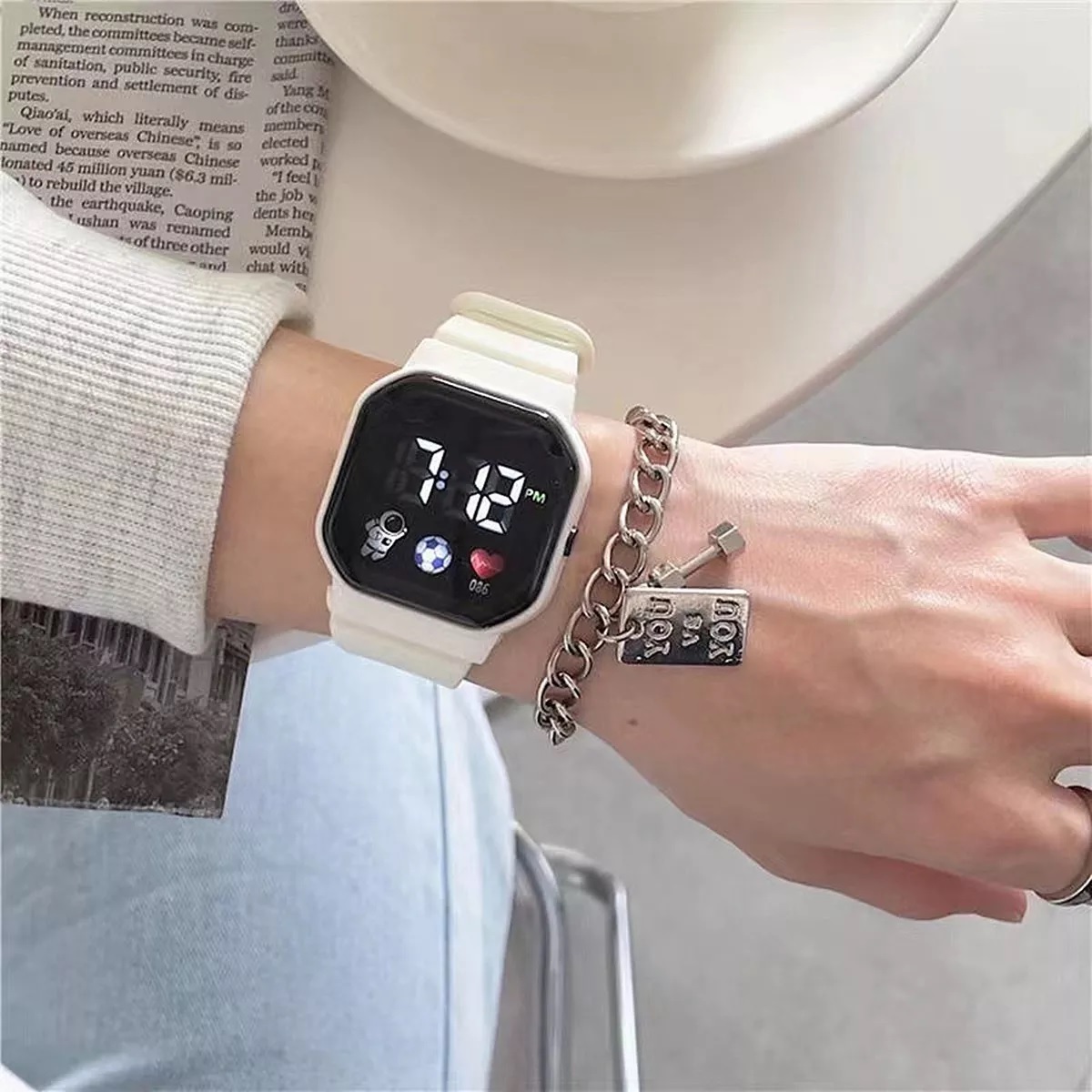 Reloj Deportivo Contra Agua Pantalla Digital Blanco.