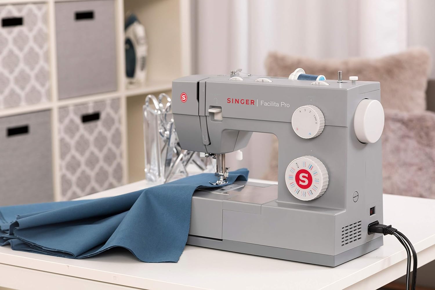 Maquina de coser mecánica heavy duty marca Singer.