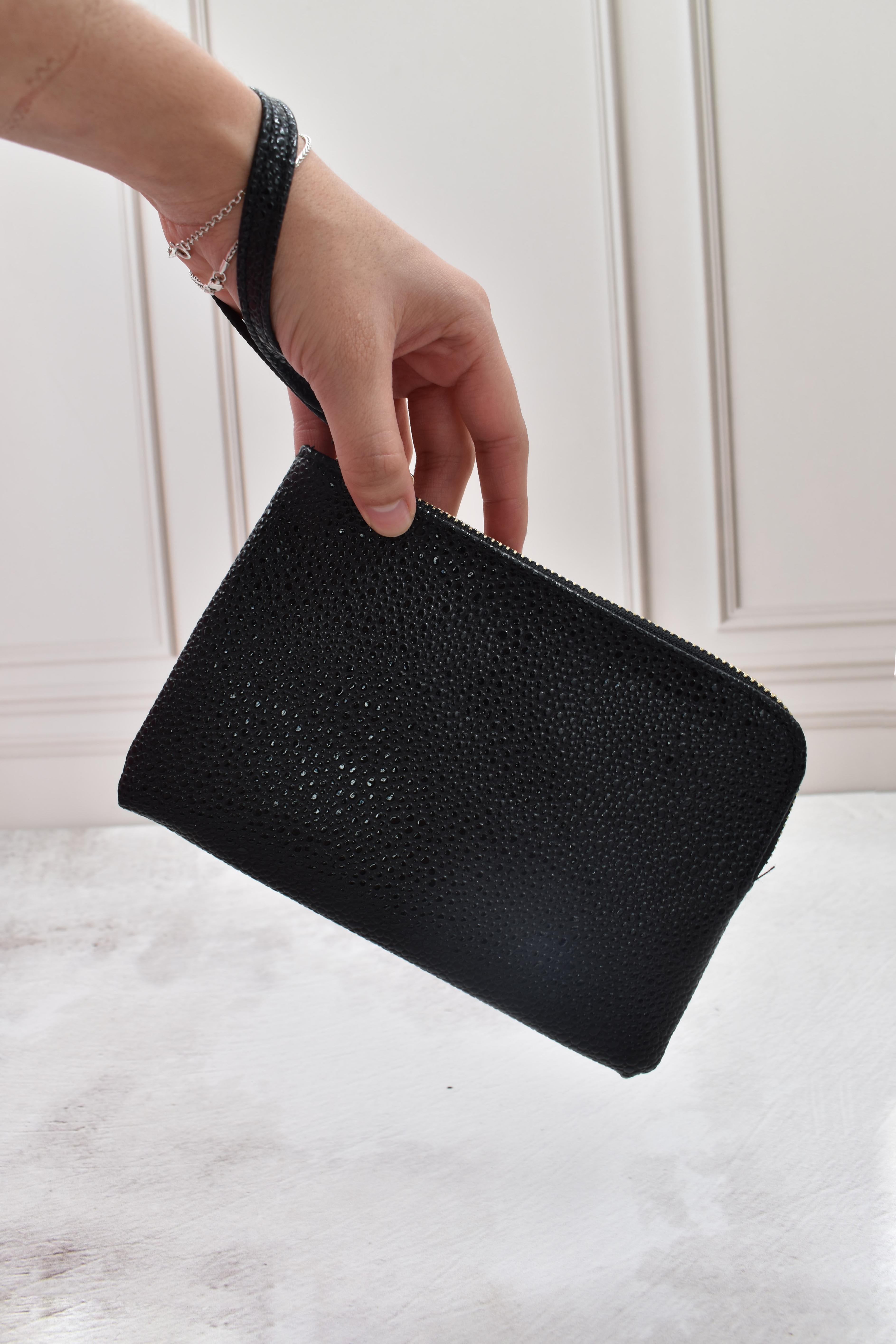 INVIGORATE, Cartera con correa muñequera negra 