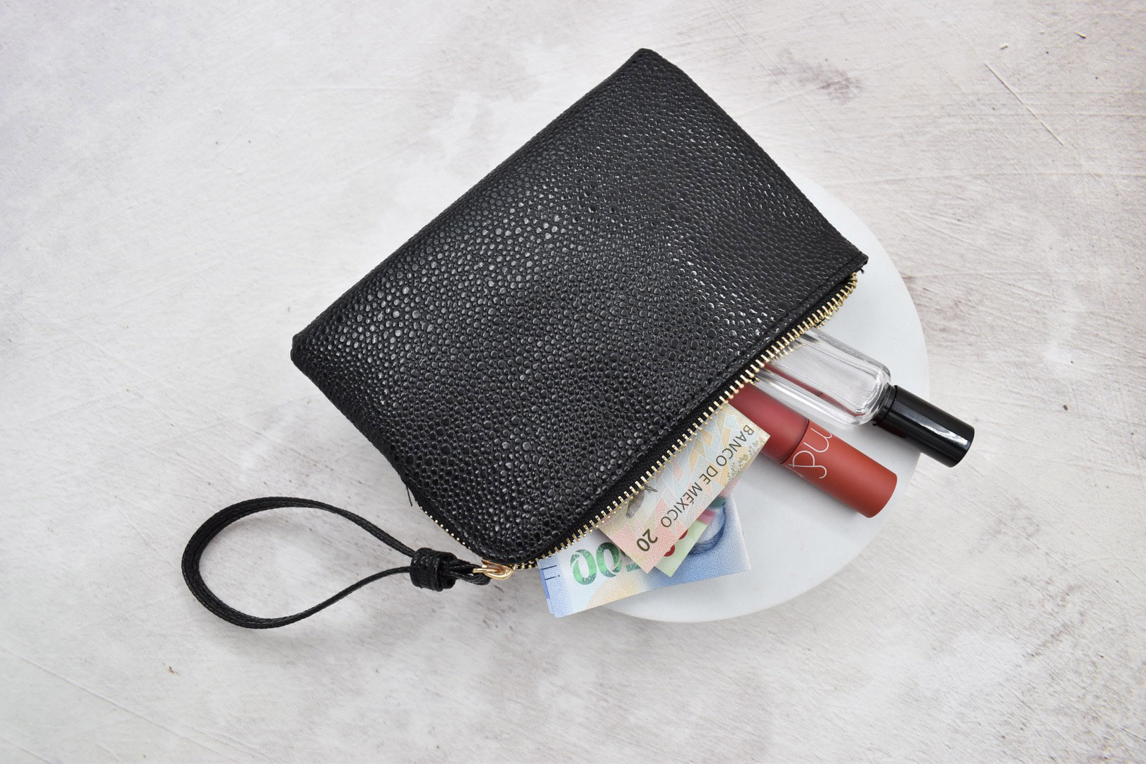 INVIGORATE, Cartera con correa muñequera negra 