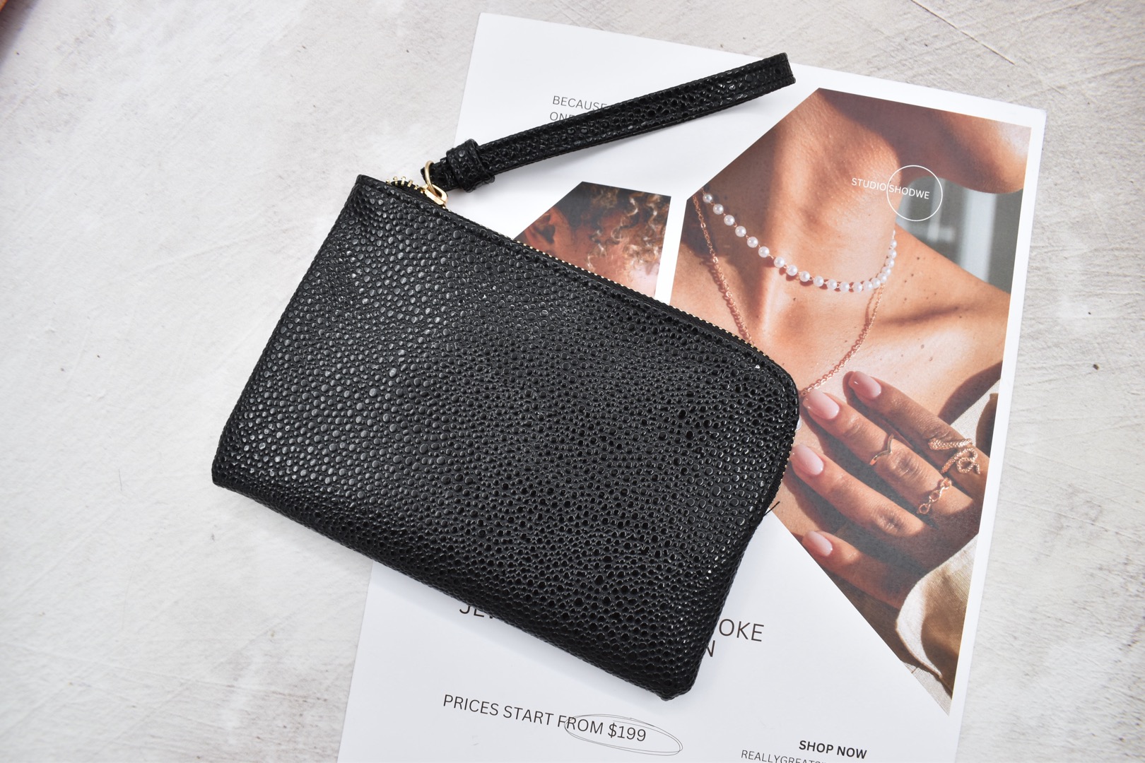 INVIGORATE, Cartera con correa muñequera negra 