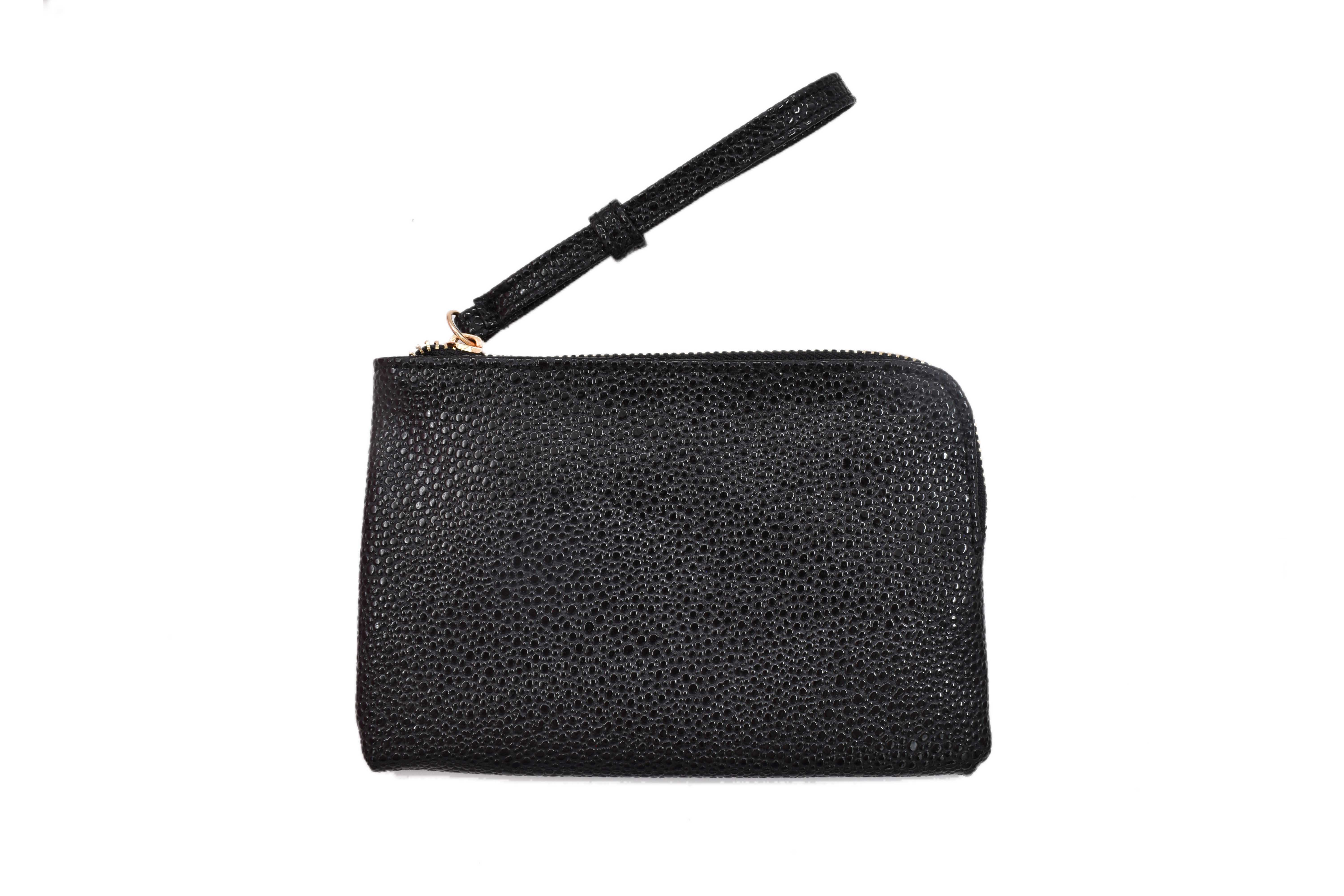INVIGORATE, Cartera con correa muñequera negra 