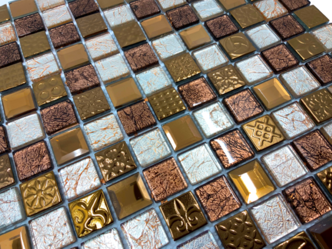 Malla o Mosaico Decorativo de vidrio VOL, medida 30 x 30 cms. (base por altura). Diseño en tonos café y dorado, con detalles marmoleados y en relieve. Caja de 5 piezas..