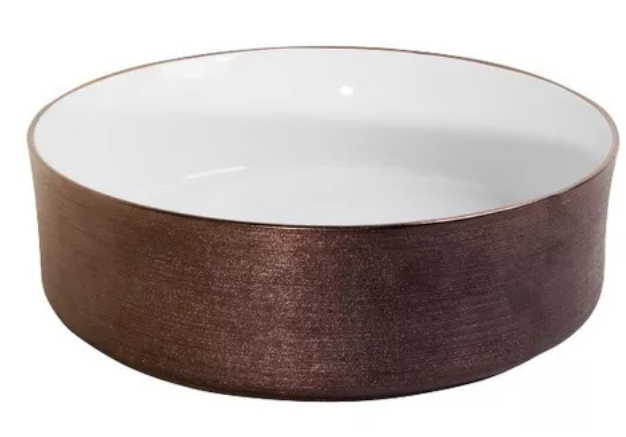 Lavabo Cerámico para Baño KRA, forma circular en color cobre, acabado con líneas horizontales. De sobreponer, con diseño europeo ideal para todo tipo de baños. Dimensiones 36.0 x 36.0 x 12.5 cms. (base x altura x profundidad).